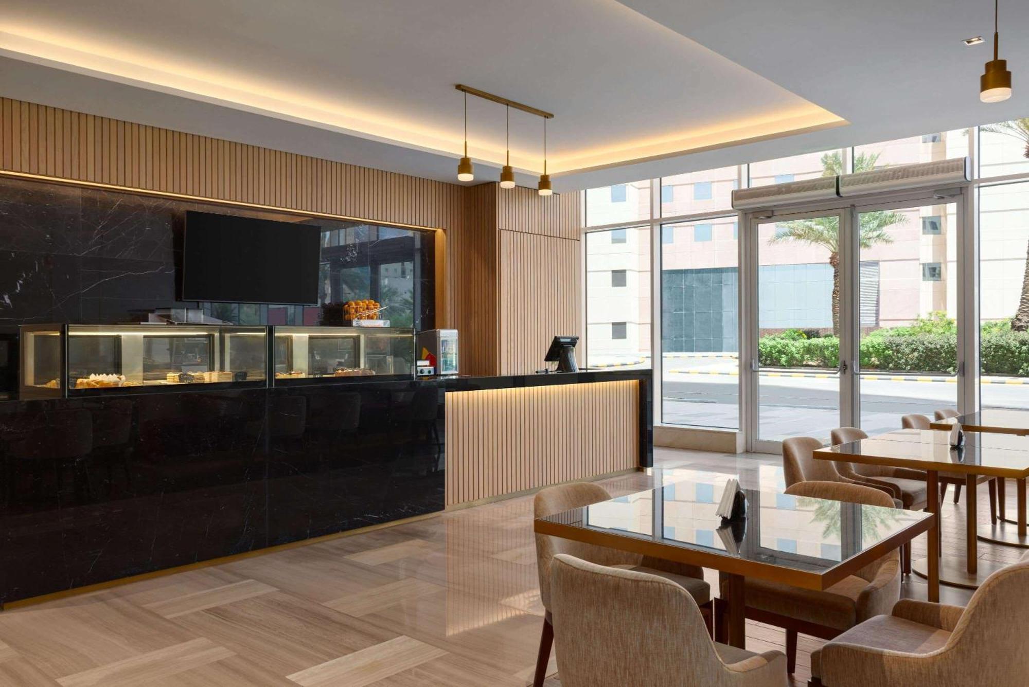 Ramada By Wyndham Riyadh King Fahd Road 외부 사진 The Lounge at KLIA