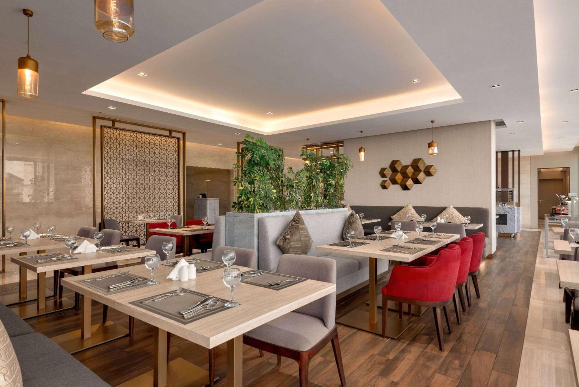 Ramada By Wyndham Riyadh King Fahd Road 외부 사진 The restaurant