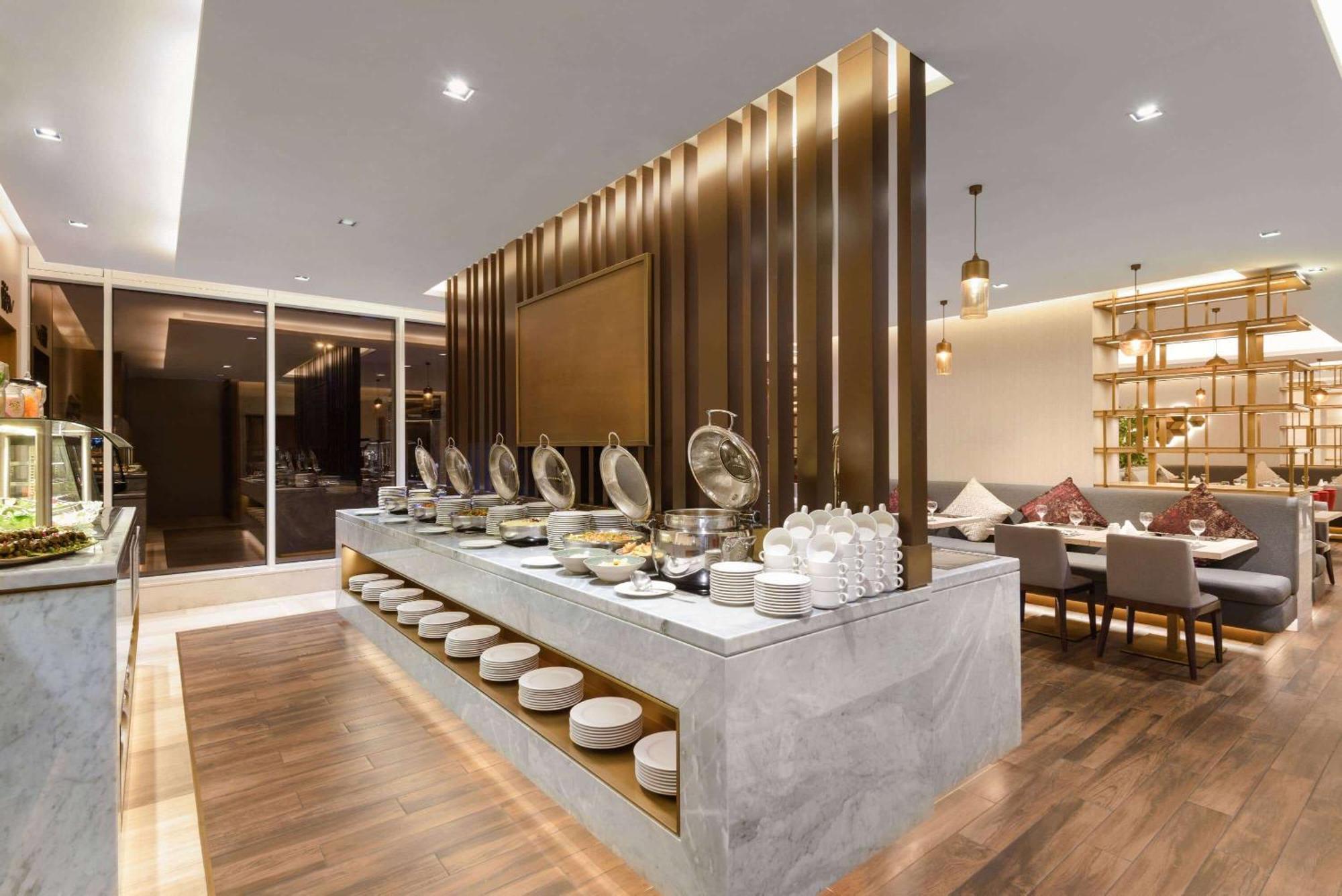 Ramada By Wyndham Riyadh King Fahd Road 외부 사진 The restaurant