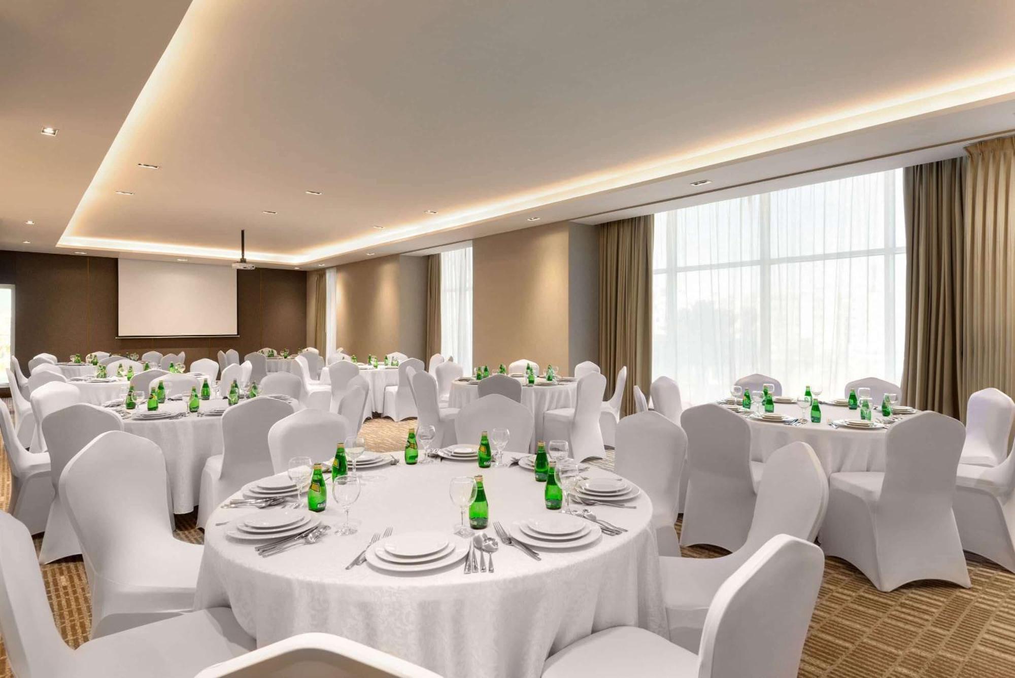 Ramada By Wyndham Riyadh King Fahd Road 외부 사진 A typical banquet hall