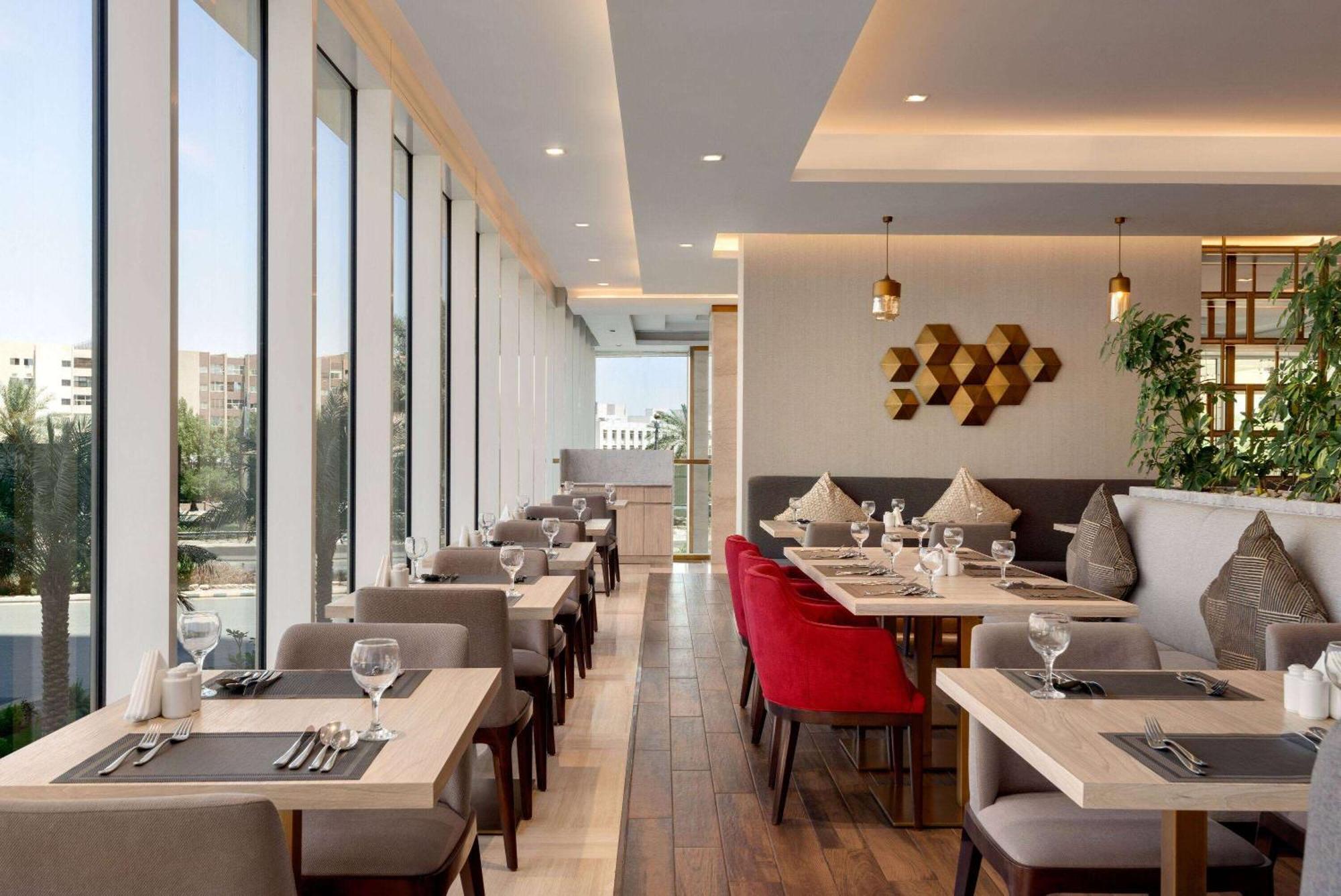 Ramada By Wyndham Riyadh King Fahd Road 외부 사진 The restaurant