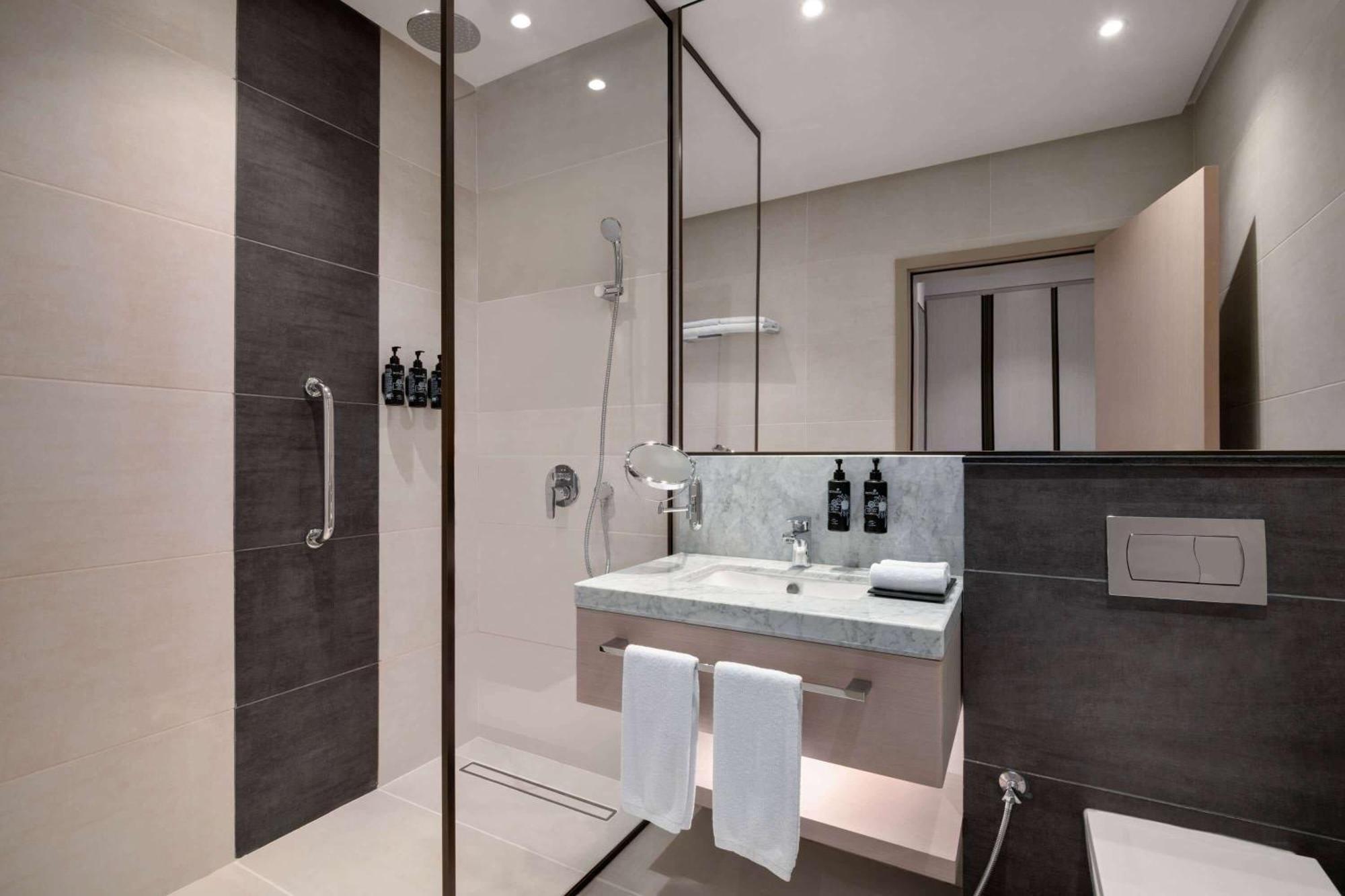 Ramada By Wyndham Riyadh King Fahd Road 외부 사진 Bathroom