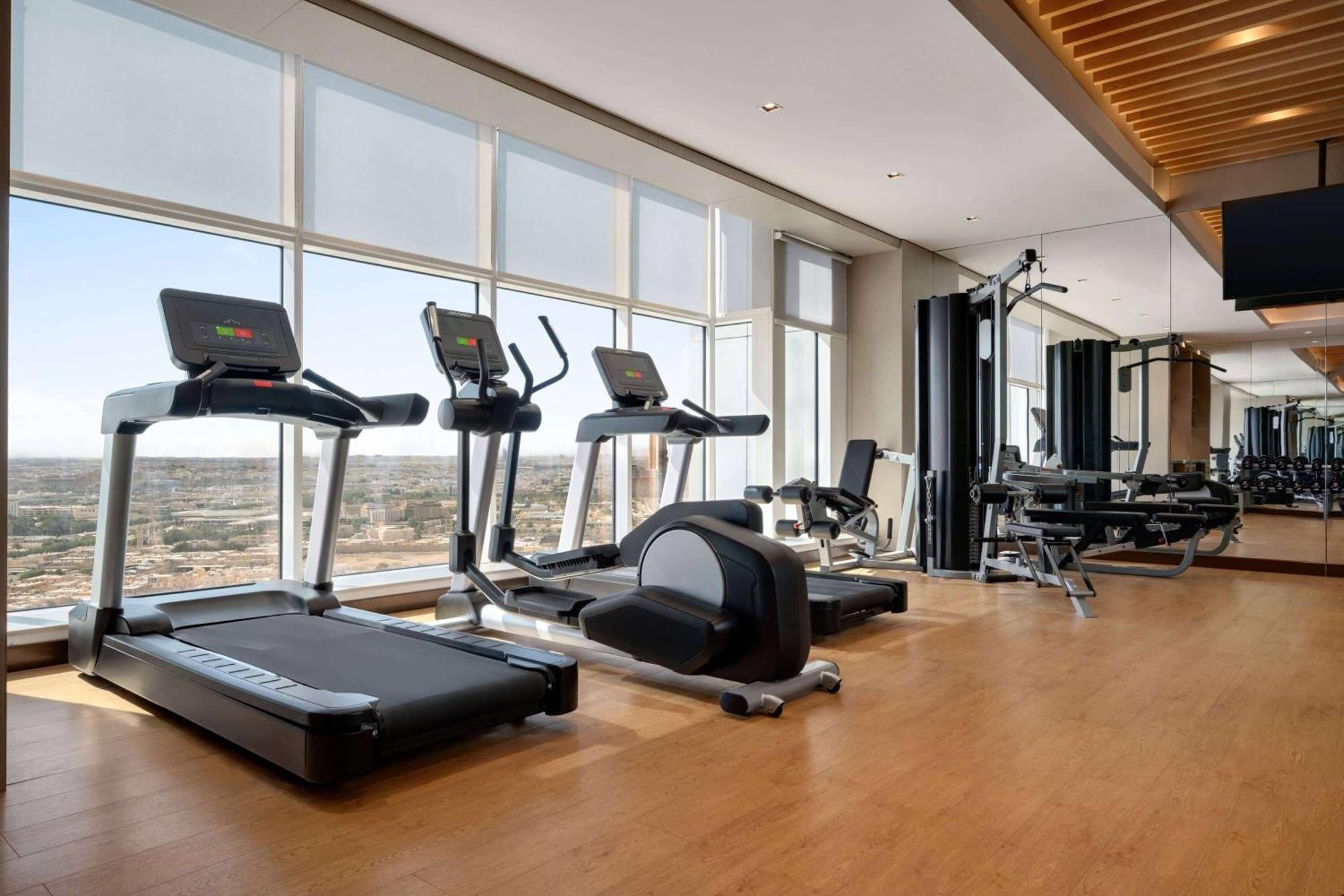Ramada By Wyndham Riyadh King Fahd Road 외부 사진 A gym at a hotel